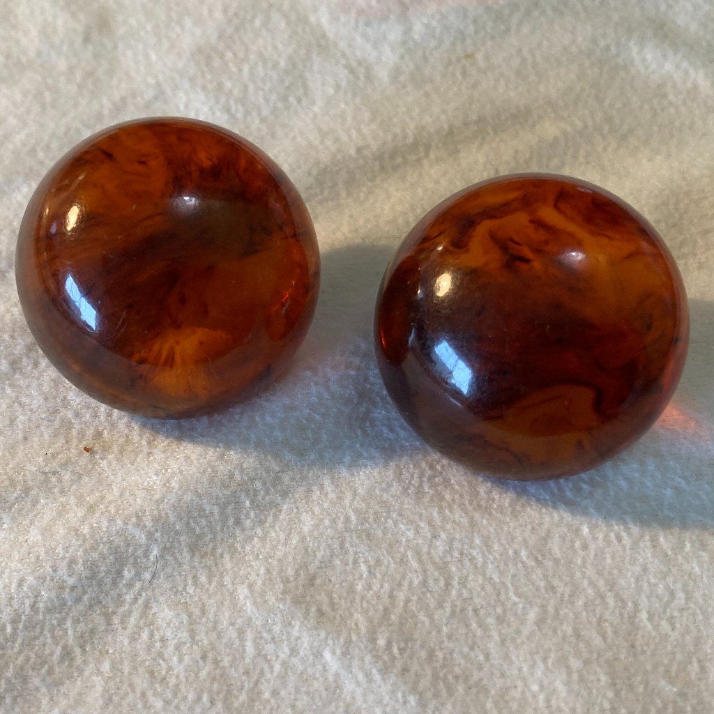 Bakelite Clip-On Earrings-Vintage 31$